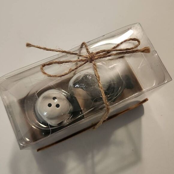 Boston Warehouse Spooky Ceramic Salt and Pepper Shakers Skull and Crow - Picture 2 of 6